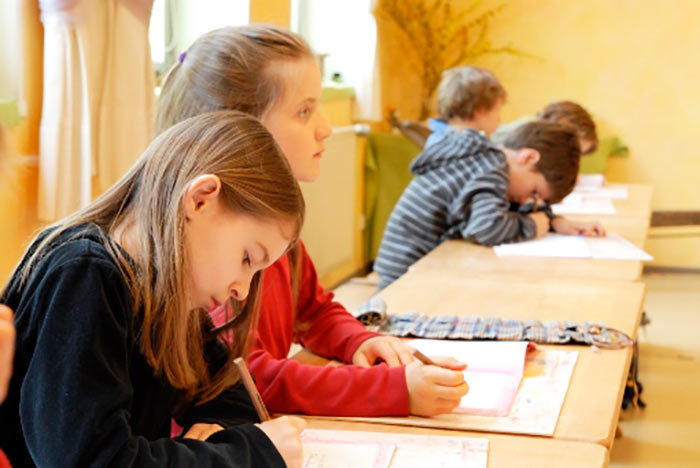 Schüler im Klassenraum