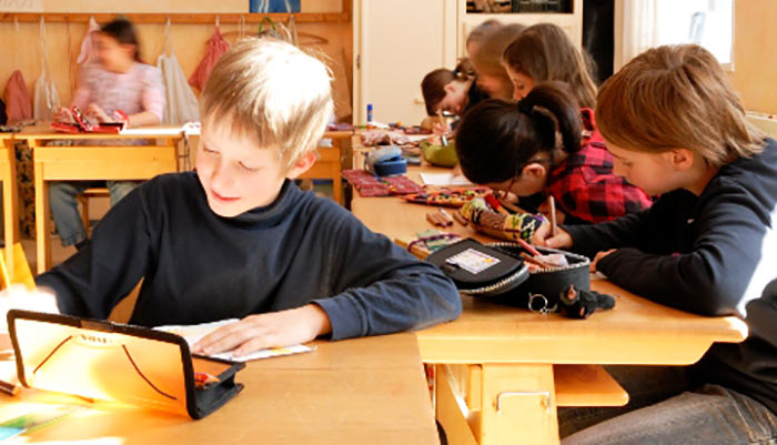 Kinder machen Hausaufgaben
