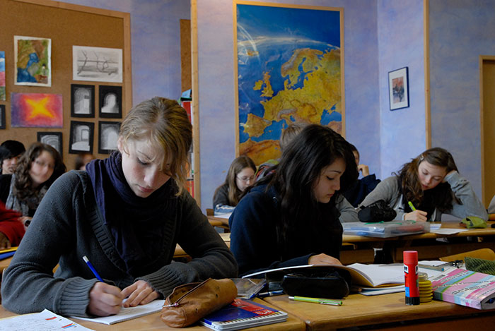 Schüler im Klassenraum