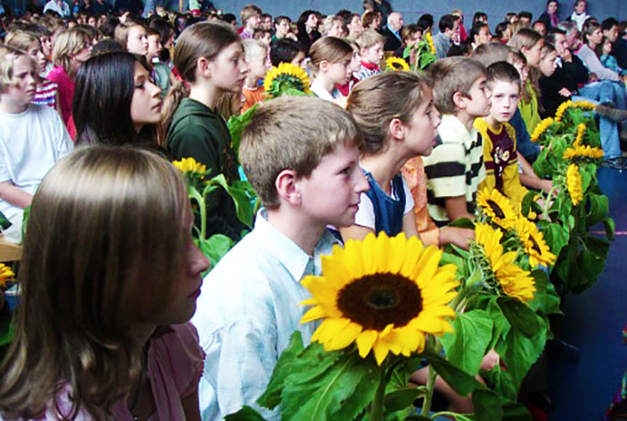 Schüler mit Sonnenblumen